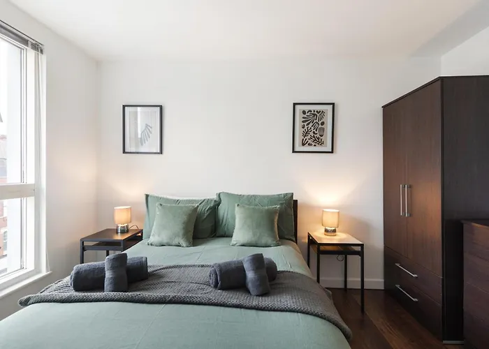 Modern & Spacious 3 Bed With Free Parking & Lift In Shoreditch, Next To Station
